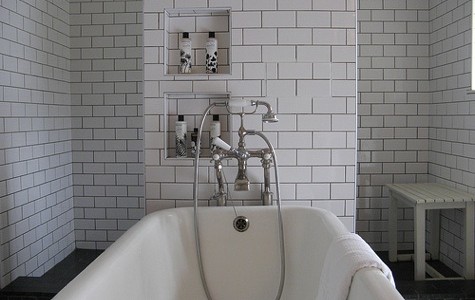 white tiled bath with niche